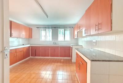 4 Bed House with En Suite at Hillview - 3