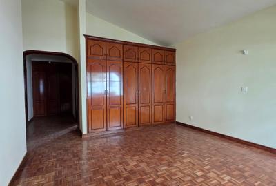 5 Bed Villa with En Suite at Riverside Drive