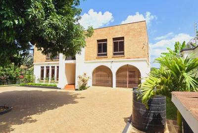 5 Bed House with En Suite in Runda