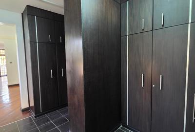 5 Bed Villa with En Suite in Runda - 3