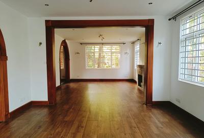 5 Bed House with En Suite in Rosslyn - 2