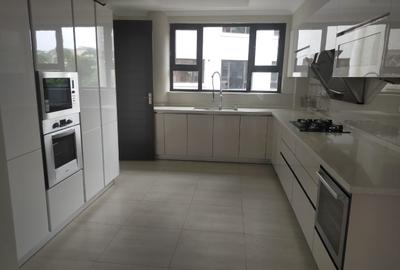 3 Bed Apartment with En Suite in Riverside - 2