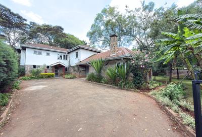 4 Bed Townhouse with En Suite at Lavington - 2