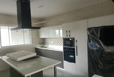 3 Bed Apartment with En Suite in Riverside
