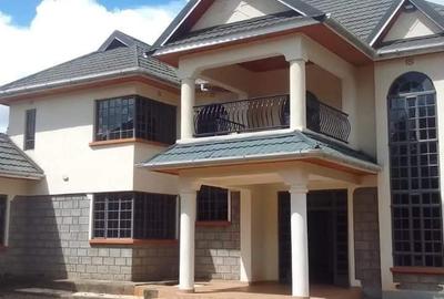 5 Bed House with En Suite at Karen Brooks