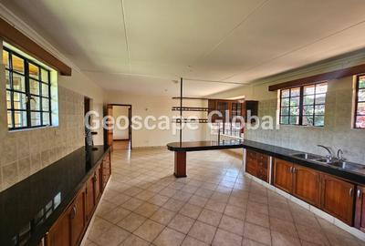 5 Bed House with En Suite in Runda