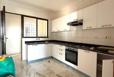 Serviced 2 Bed Apartment with En Suite in Kilimani - 4