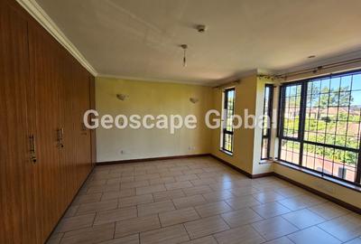 5 Bed House with En Suite in Runda