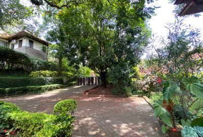 5 Bed House with En Suite in Rosslyn - 4