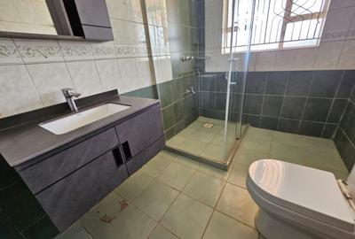 6 Bed House with En Suite in Runda