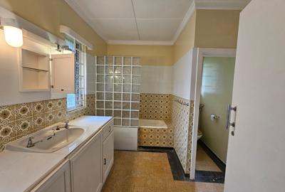 4 Bed House with En Suite in Rosslyn - 2