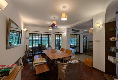 4 Bed Villa with En Suite in Spring Valley