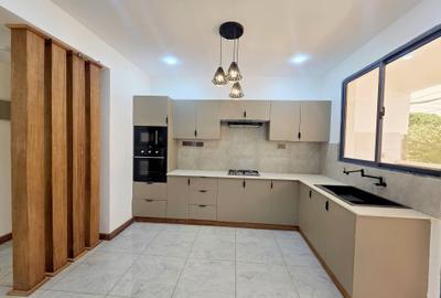 3 Bed Apartment with En Suite at Off Links Road - 4