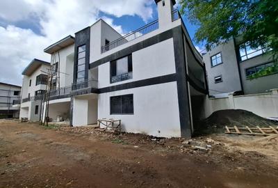 5 Bed Townhouse with En Suite in Lavington