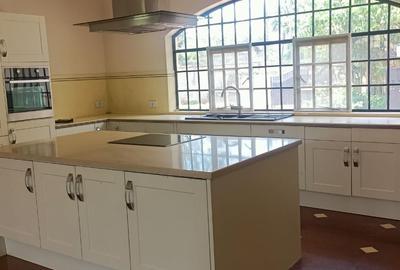 4 Bed Townhouse with En Suite in Westlands Area