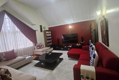 5 Bed House with En Suite in Runda