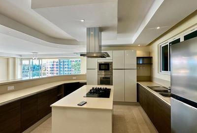 3 Bed Apartment with En Suite in Riverside