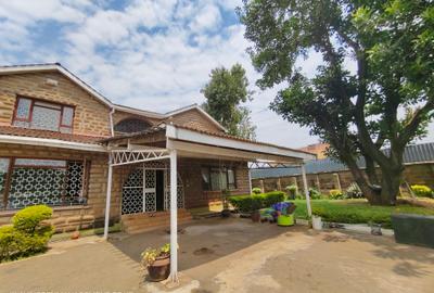 5 Bed House with En Suite at Lavington Green