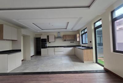 5 Bed House with En Suite in Lavington