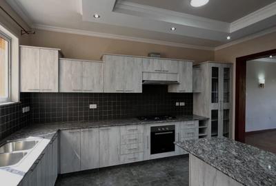 3 Bed Apartment with En Suite in Riverside - 2