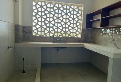 3 Bed Apartment with En Suite at Off Mt Kenya Road - 4