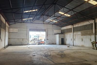 4,900 ft² Warehouse with Parking in Industrial Area