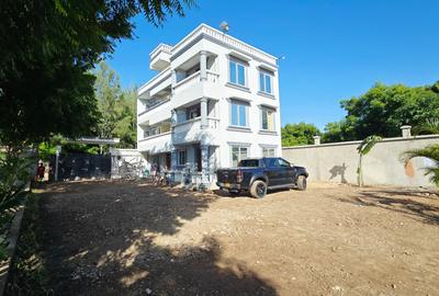 5 Bed Villa with En Suite in Diani - 4