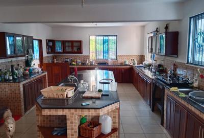 6 Bed Villa with En Suite in Kikambala