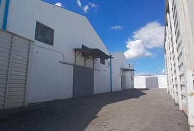 28,000 ft² Warehouse in Industrial Area - 2