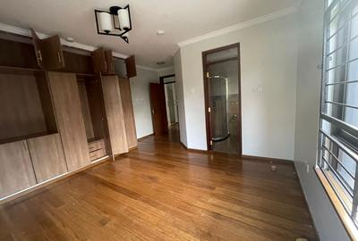 5 Bed Townhouse with En Suite in Lavington - 4