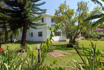5 Bed House with En Suite in Runda