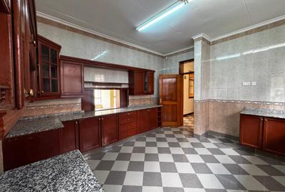 5 Bed House with En Suite in Thigiri
