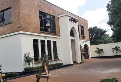 5 Bed House with En Suite in Runda