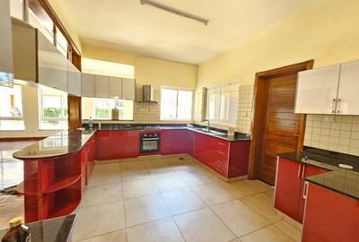 5 Bed House with En Suite in Lavington