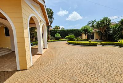 5 Bed House with En Suite in Runda