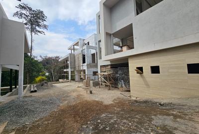 6 Bed Villa with En Suite at Lavington - 3