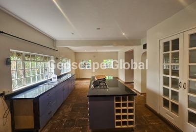 5 Bed House with En Suite in Ridgeways - 4