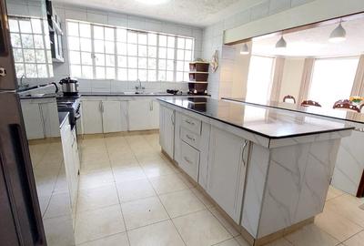 6 Bed Villa with En Suite in Kitisuru