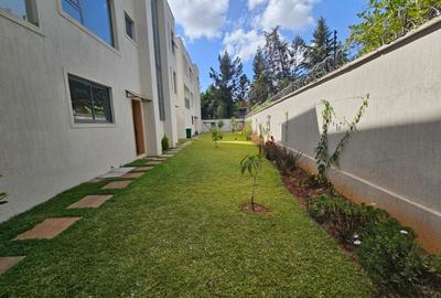 6 Bed Townhouse with En Suite in Lavington - 2