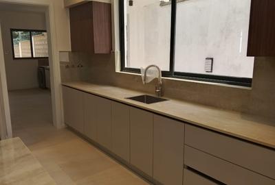 5 Bed Townhouse with En Suite in Lavington - 2