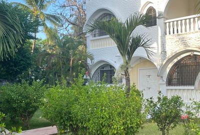 6 Bed Villa with En Suite at Casuarina - 3