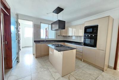 4 Bed Apartment with En Suite in Riverside