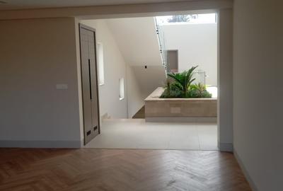 5 Bed Townhouse with En Suite in Brookside - 2