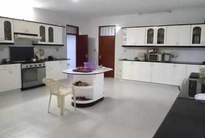 5 Bed House with En Suite in Runda