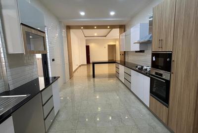 4 Bed Apartment with En Suite in Spring Valley