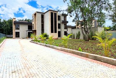 5 Bed Villa with En Suite at