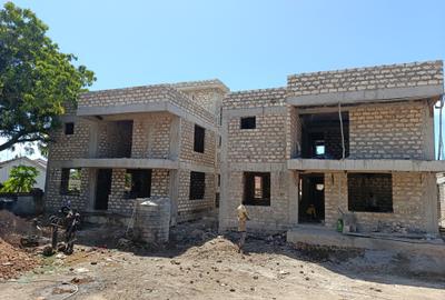 4 Bed Villa with En Suite at Greenwood Dr - 2