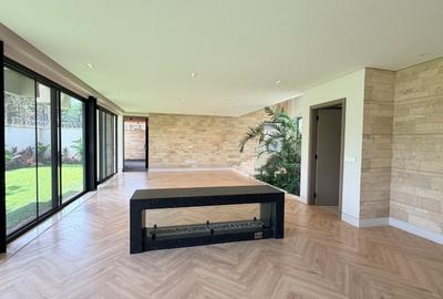 5 Bed Townhouse with En Suite in Westlands Area - 4