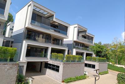 5 Bed Townhouse with En Suite in Lavington