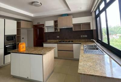 4 Bed Apartment with En Suite in Riverside - 3